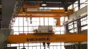 Ein beeindruckendes Bekenntnis zum Standort Dsseldorf: Der neue 120-Tonnen-Kran bei Metso-Lindemann